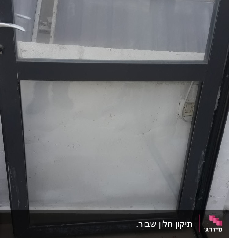 דלת זכוכית עם מסגרת מתכת כהה